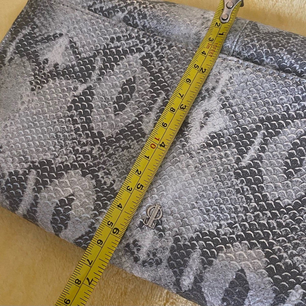 Chic Gray Patterned Clutch Jennifer Lopez - image 6